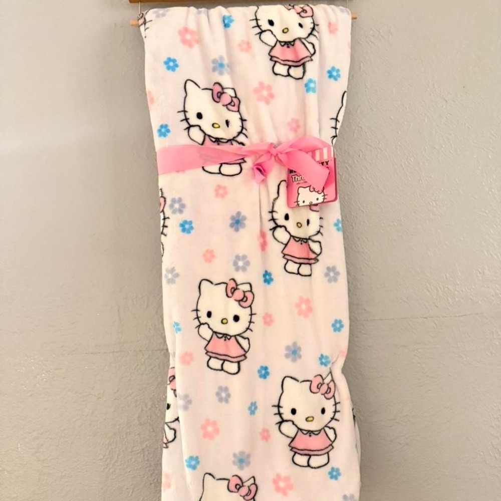 NWT Hello Kitty‎ Blanket Flowers